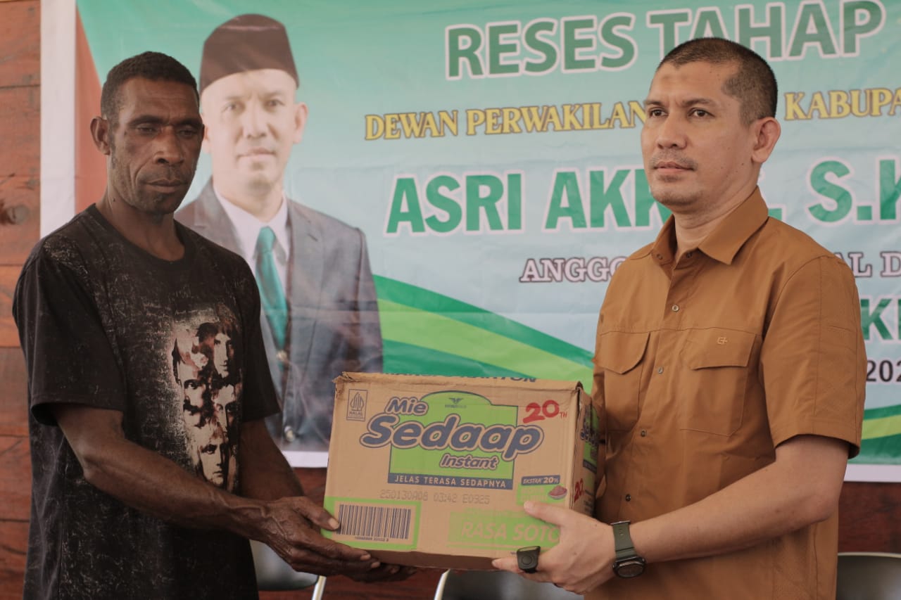 Penyerahan Bantuan dari Wakil Ketua DPRD Kabupaten Mimika, Asri Akkas kepada Masyarakat Distrik Amat