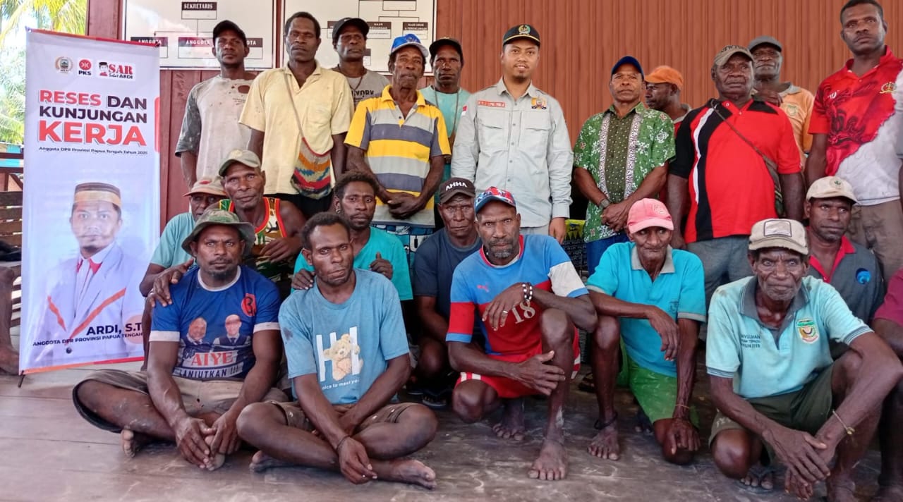 Foto bersama Anggota DPRD Provinsi Papua Tengah, Ardi S.T dengan masyarakat saat menggelar reses pada Minggu, 23/03/2025 di Distrik Amar, Timika Papua Tengah.