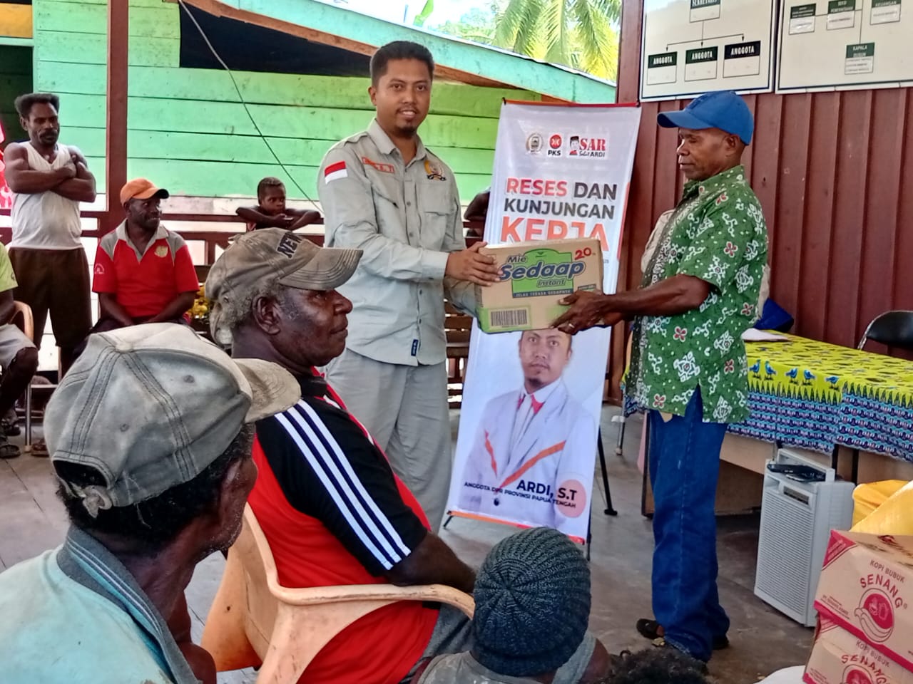 Anggota DPRD Provinsi Papua Tengah, Ardi S.T menyerahkan bantuan kepada warga Distrik Amar