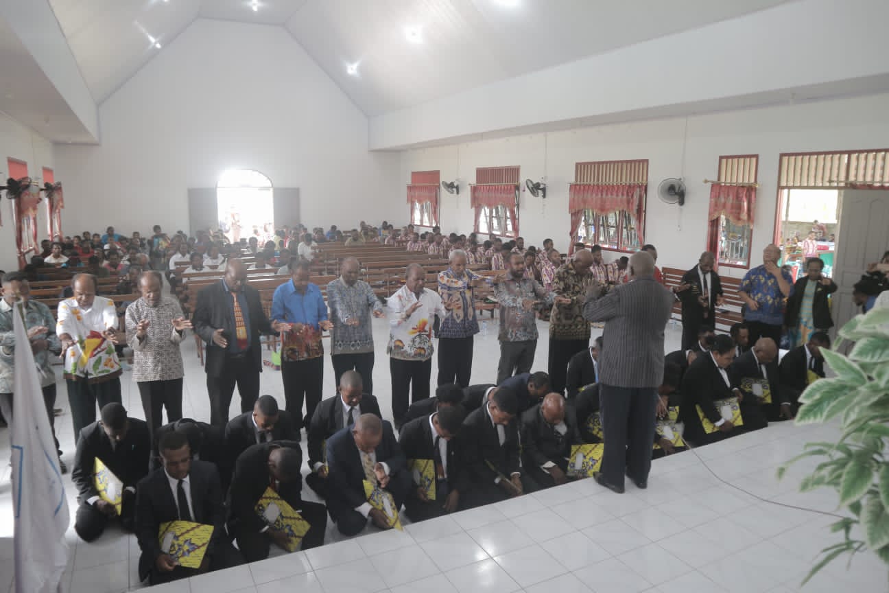 Foto saat prosesi penamatan dan pengutusan siswa-siswi kelas XII SMTK Berea Timika oleh Pendeta pada Jumat, 09/05/2025 di Gereja Kemah Injil Indonesia di Jln. Petrosea Timika, Papua Tengah