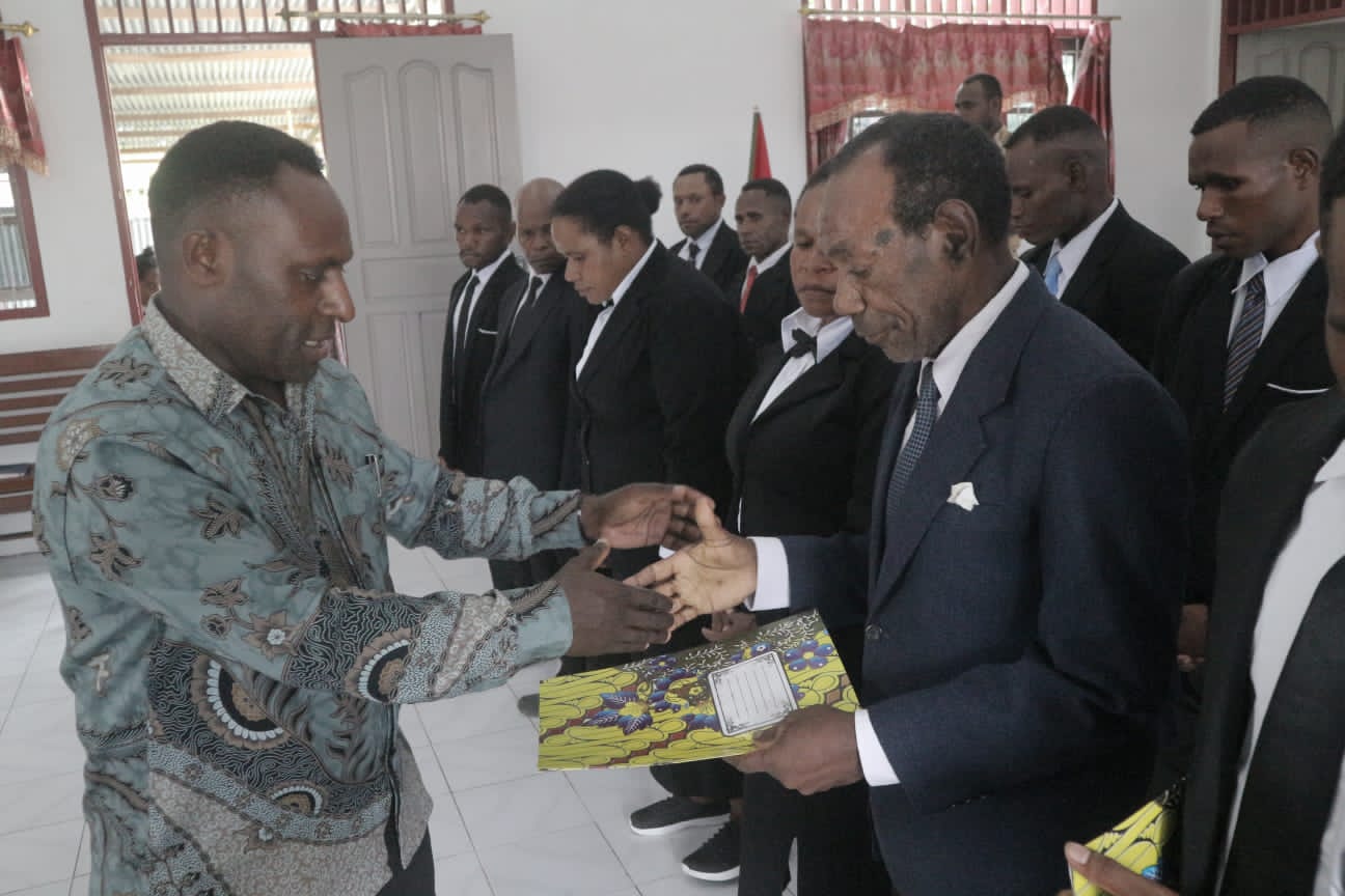 Foto penyerahan Ijazah oleh Kepala Sekolah SMTK Berea Timika, Diben Mirip, S.Th kepada siswa-siswi kelas XII yang mengikuti penamatan dan Pengutusan