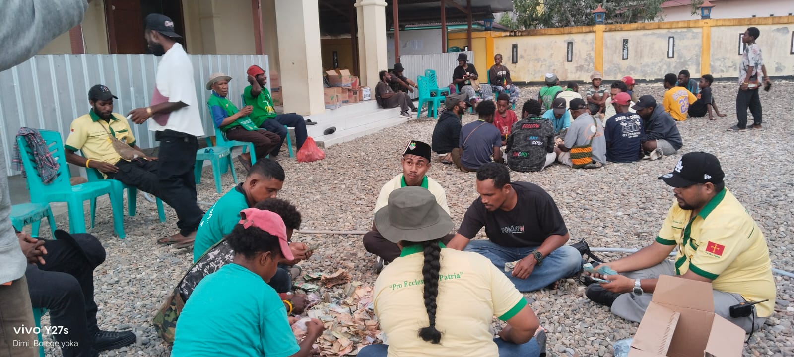Foto saat penggalangan dana yang dilakukan oleh Pemuda Katholik dan Pemuda Tillemans Timika pada, Jum'at, 06/06/2025
