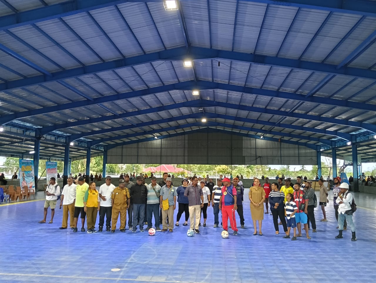 Foto saat acara pembukaan Turnamen Futsal Theofani Cup II pada Senin, 13/10/2025 di GOR Futsal Sp 5 Timika, Papua Tengah. 