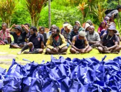 Bantuan dari Pemprov untuk Masyarakat Korban Banjir Bandang Di-Terima Langsung Pj Bupati Puncak Jaya Terima