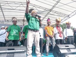 Yohanes Kemong, saat menyampaikan orasinya.