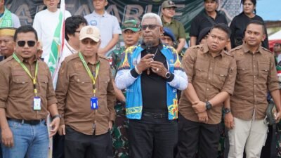 Bupati Mimika Johannes Rettob, Selaku Ketua Panitia MTQ Dengan Resmi Melepas kegiatan Pawai ta’aruf di Lapangan Pasar Swadaya Timika