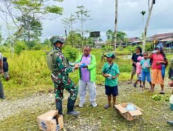 Berbagi Semangat Persaudaraan, TNI Marinir Disambut Gembira Warga Kuaserama