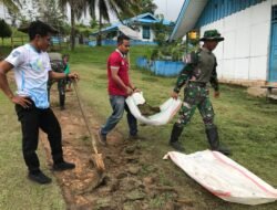 Satgas Yonif 125/SMB Gelar Karya Bhakti Pembersihan Puskesmas Sahapikya