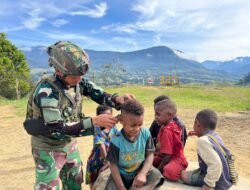 Satgas TNI Peduli Pangkas Rambut Disambut Ceria Anak-Anak Gome