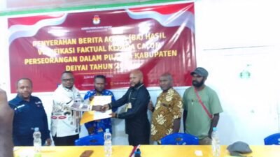 Pasang Bakal Calon Bupati dan Wakil Bupati Kabupaten Deiyai Resmi Menyerahkan Hasil Verifikasi Calon Perseorangan di KPU Kabupaten Deiyai