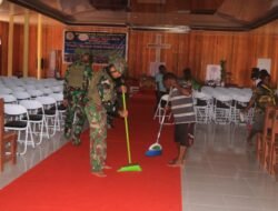 Warga Kago Antusias Bersama Satgas TNI Kerja Bakti Pembersihan Gereja Kingmi Ebenezer