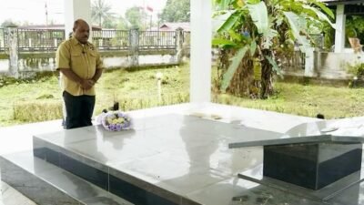 Bakal Calon Bupati Maximus Tipagau, Berziarah ke Makam Almarhum Mantan Bupati Mimika Klemen Tinal