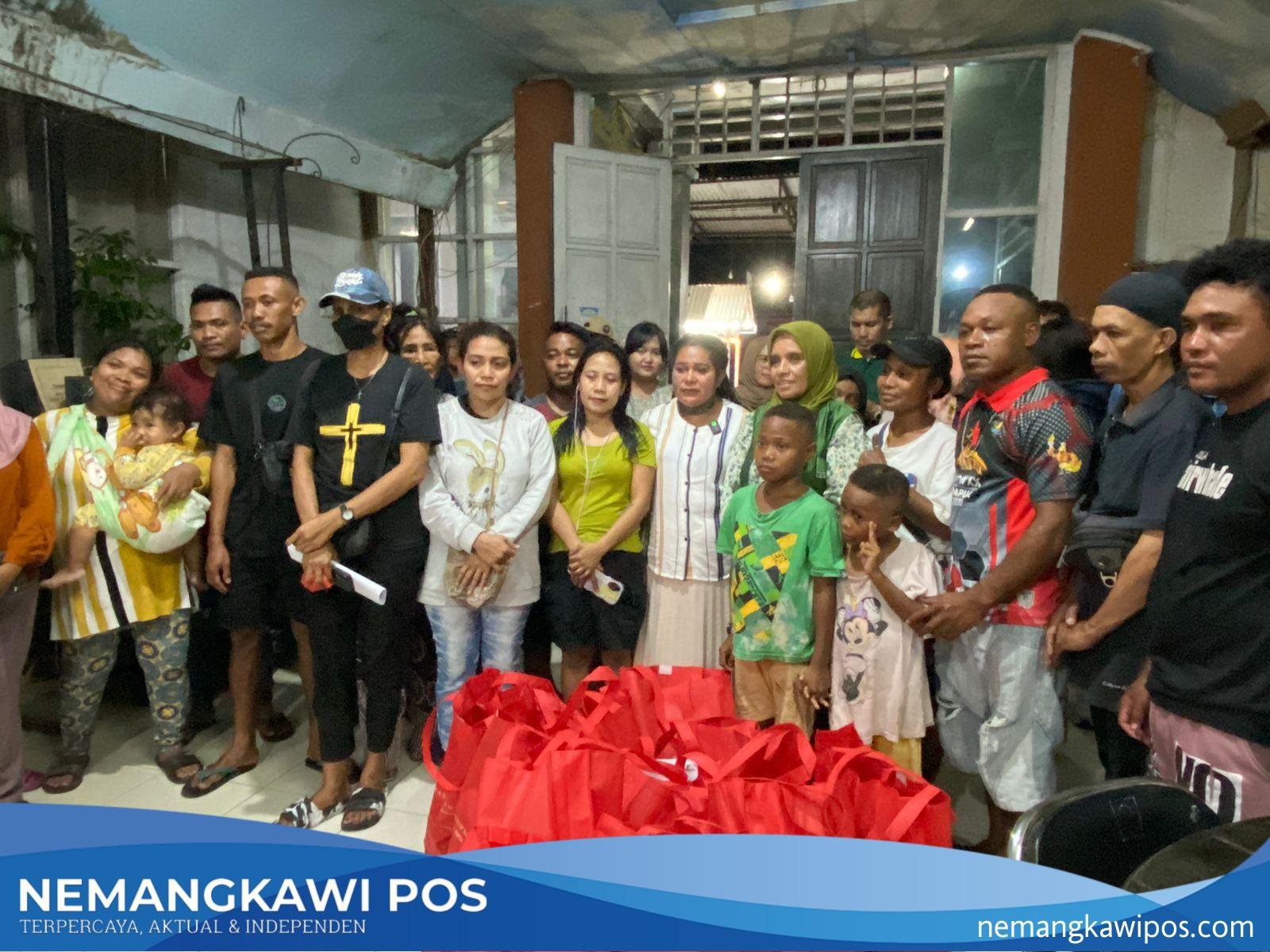 Foto bersama para korban kebakaran pada Kamis, 12/09/24 di Jalan Pendidikan Timika, Papua Tengah.