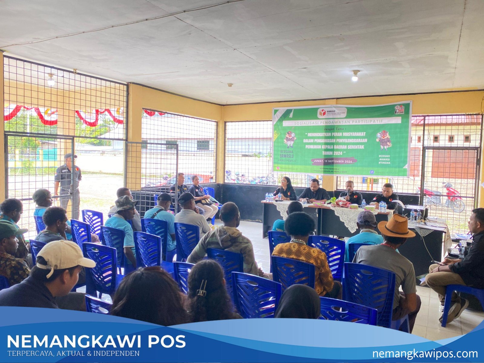 Foto saat mantan komisioner Bawaslu Mimika, Blasius Narwadan membawakan materi sosialisasi pengawasan partisipatif masyarakat yang digelar oleh Panitia Pengawas Distrik Mimika Baru pada Jumat 13/09/2024 di Kampung Hangaitji