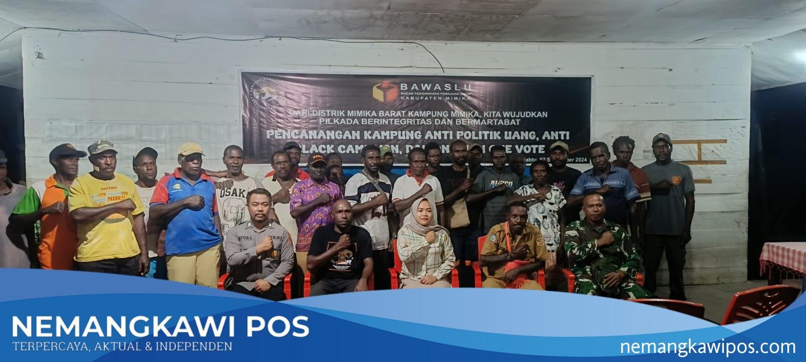 Foto bersama saat Panitia Pengawas Distrik Mimika Barat melakukan sosialisasi anti politik uang dan kampanye hitam pada Sabtu, 14/09/2024 di Distrik Mimika Barat, Mimika Papua Tengah