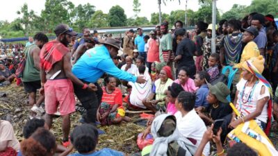 Gelar Acara Bakar Batu 7 Suku Simbol Persatuan Bentuk Dukungan Untuk Maximus-Peggi