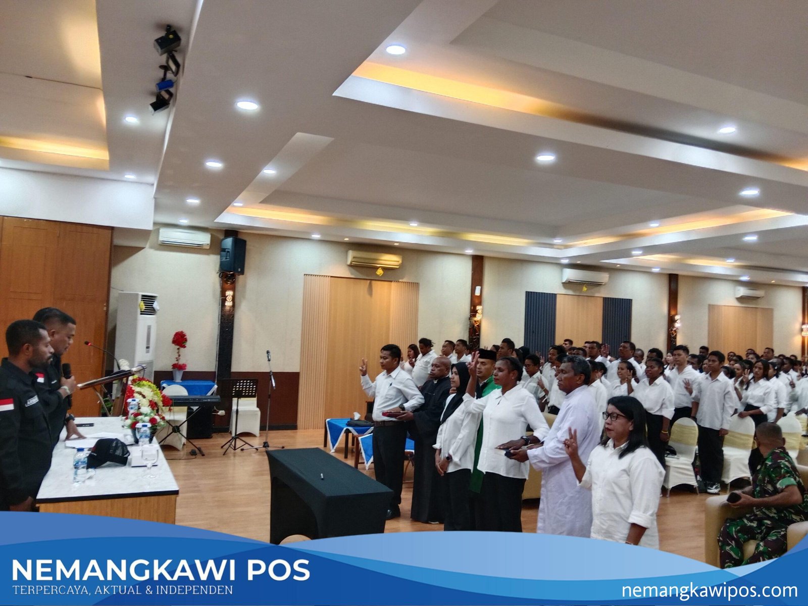 Foto saat prosesi pelantikan dan pengambilan sumpah/janji Pengawas TPS Se-Distrik Mimika Baru pada pemilihan kepala daerah tahun 2024