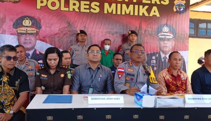 Kapolres Mimika AKBP I Komang Budiartha: Atas perbuatannya, AR Dijerat Dengan Pasal 114 ayat (2) dan Pasal 112 ayat (2) Undang-Undang RI Nomor 35 Tahun 2009 Tentang Narkotika