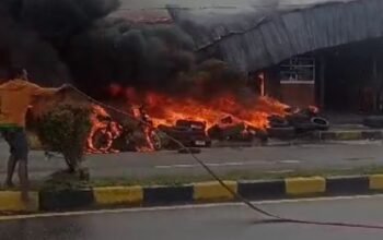 BREAKING NEWS: Sejumlah Deretan Kios Depan Lapangan Djayanti Timika Dilahap Si Jago Merah