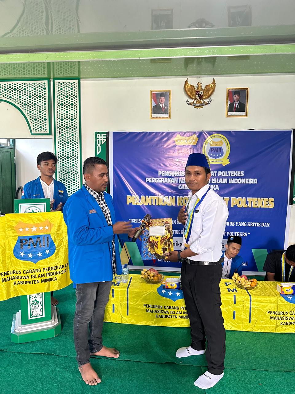 Penyerahan Surat Keputusan oleh Ketua PMII Mimika Untuk Pengurus Komisariat Poltekes Cabang Timika yang baru di Lantik.