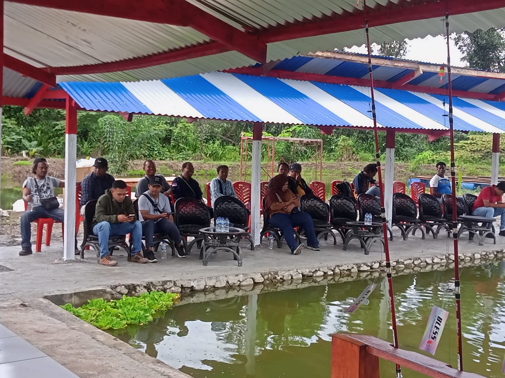 Foto saat Staf Ahli Bupati Bidang SDM meresmikan BUMDes Depot Air Minum Kampung Damai pada Kamis, 06/02/2024