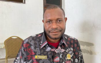 Anggota DPRD Mimika, Simson Gwijangge: Sopir Wajib Tutup Terpal untuk Keselamatan Jalan Raya