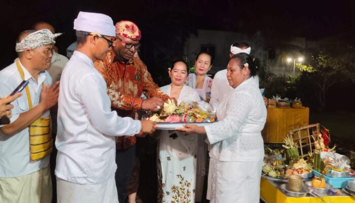 Bupati Mimika Hadiri Perayaan Hari Raya Nyepi di Pura Mandhira Mihika Mandaloka