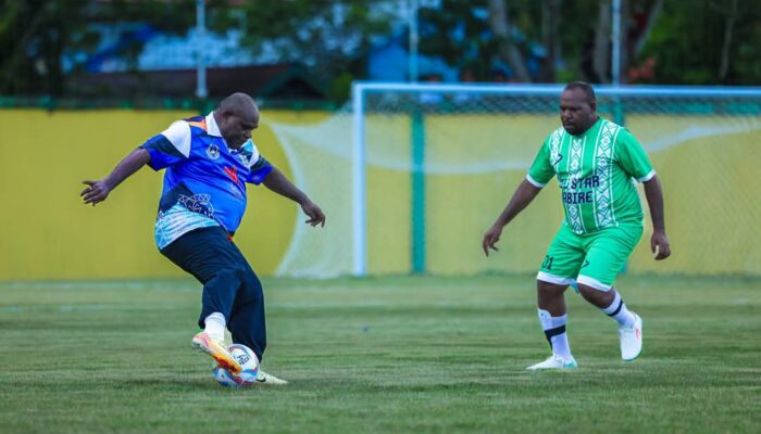Gubernur Papua Tengah dan Direktur PTFI Cetak Gol di Laga Pembuka Liga 4 Region Papua Tengah