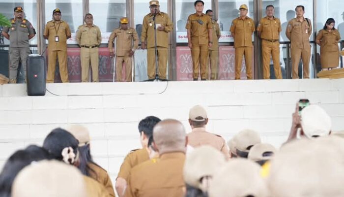 Wabup Kemong Pimpin Apel Gabungan, Tekankan Kedisiplinan dan Respons terhadap Status Miskin Ekstrem