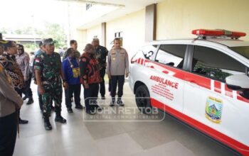 Gubernur Papua Tengah Serahkan Dua Unit Ambulans untuk RS Bhayangkara dan RS Cendrawasih Timika