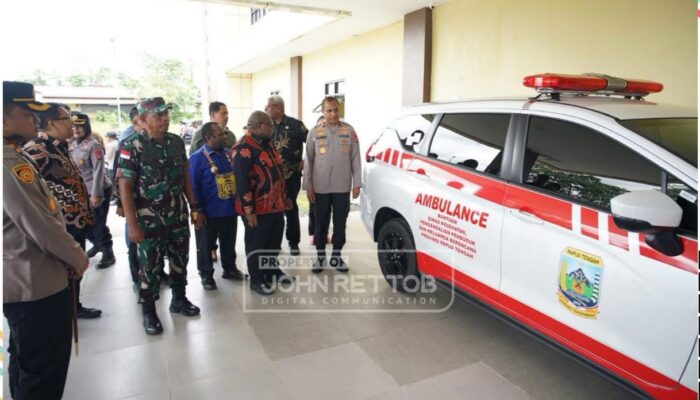 Gubernur Papua Tengah Serahkan Dua Unit Ambulans untuk RS Bhayangkara dan RS Cendrawasih Timika