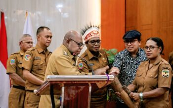 Disparbudpora Mimika Gelar Pembinaan Kesenian Tradisional, Wabup: “Budaya Harus Jadi Sumber Pendapatan”
