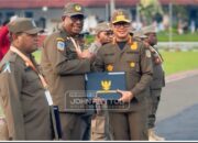 Bupati Mimika Terima Pin Alumni Kehormatan IPDN di Penutupan Retret Kepemimpinan 2025