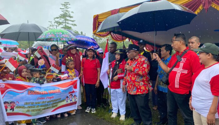 Hujan Tak Surutkan Semangat, Karnaval Budaya Warnai HUT ke-49 Distrik Mimika Timur