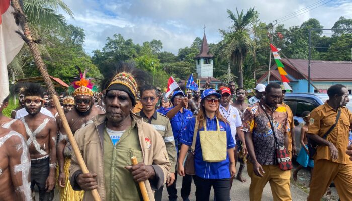 Warga Tipuka Sambut Meriah Dessy Putrika dengan Tarian Seka Kamoro