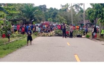 Warga Blokade Jalan Poros Timika–Mapurujaya, Diduga Gara-Gara Dana Kampung