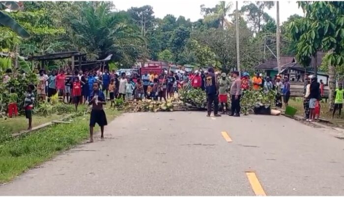 Warga Blokade Jalan Poros Timika–Mapurujaya, Diduga Gara-Gara Dana Kampung