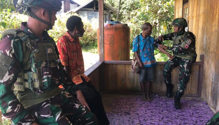 Satgas Yonif 521/DY Gelar Layanan Kesehatan Keliling di Distrik Apalapsili, Yalimo