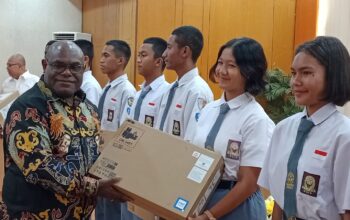 Gubernur Meki Nawipa Serahkan  Laptop Bagi 9 Anggota Paskibra Tingkat Provinsi  Asal Mimika