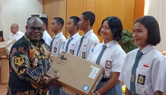 Gubernur Meki Nawipa Serahkan  Laptop Bagi 9 Anggota Paskibra Tingkat Provinsi  Asal Mimika