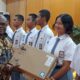 Gubernur Meki Nawipa Serahkan  Laptop Bagi 9 Anggota Paskibra Tingkat Provinsi  Asal Mimika