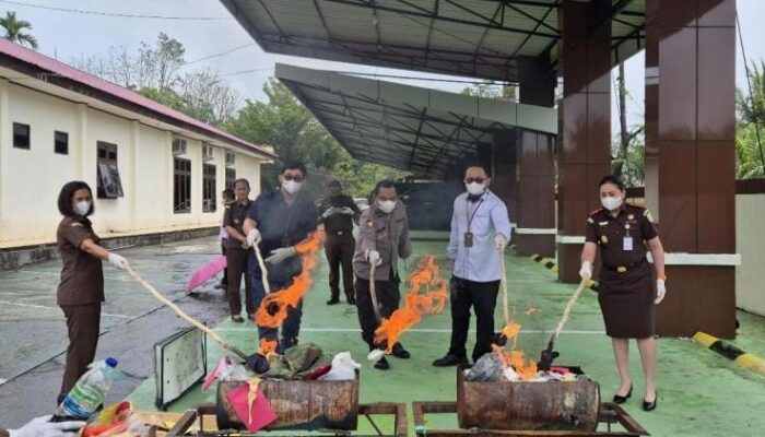 Kejari Mimika Musnahkan Barang Bukti 41 Perkara Tindak Pidana