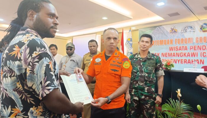 Mimika Dorong Wisata Nemangkawi, Pemandu Lokal Terima Sertifikat Resmi