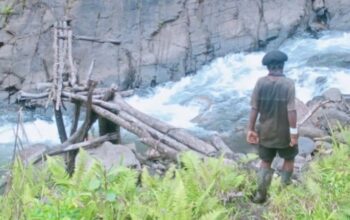Jembatan Kayu Darurat Ancam Warga, Distrik Hoya Minta Pemkab Mimika Bangun Jembatan Gantung