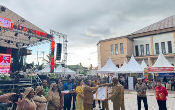 Titus Pekei Wakili UNESCO Serahkan Sertifikat “Noken UNESCO” untuk Mama-Mama Pengrajin di Mimika