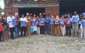 Cegah Malaria dan Stunting, Pemdes Nawaripi Bersama Puskesmas Wania dan Malaria Control Bagikan Ribuan Kelambu
