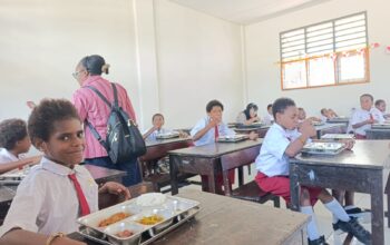 Meski Tak Menjangkau Semua Siswa, MBG Disambut Antusias Siswa YPPK Tiga Raja