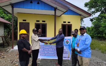 Pemkam Damai Serahkan Kunci 8 Unit Rumah Bantuan Kepada Warga Kampung Damai