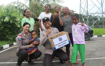 Satgas Humas Damai Cartenz Bangun Keakraban Bersama Anak-anak di Nolokla, Sentani Timur