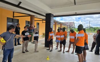 Polsek Mimika Baru Gelar Rekonstruksi Pembunuhan AM, Tujuh Tersangka Peragakan 23 Adegan